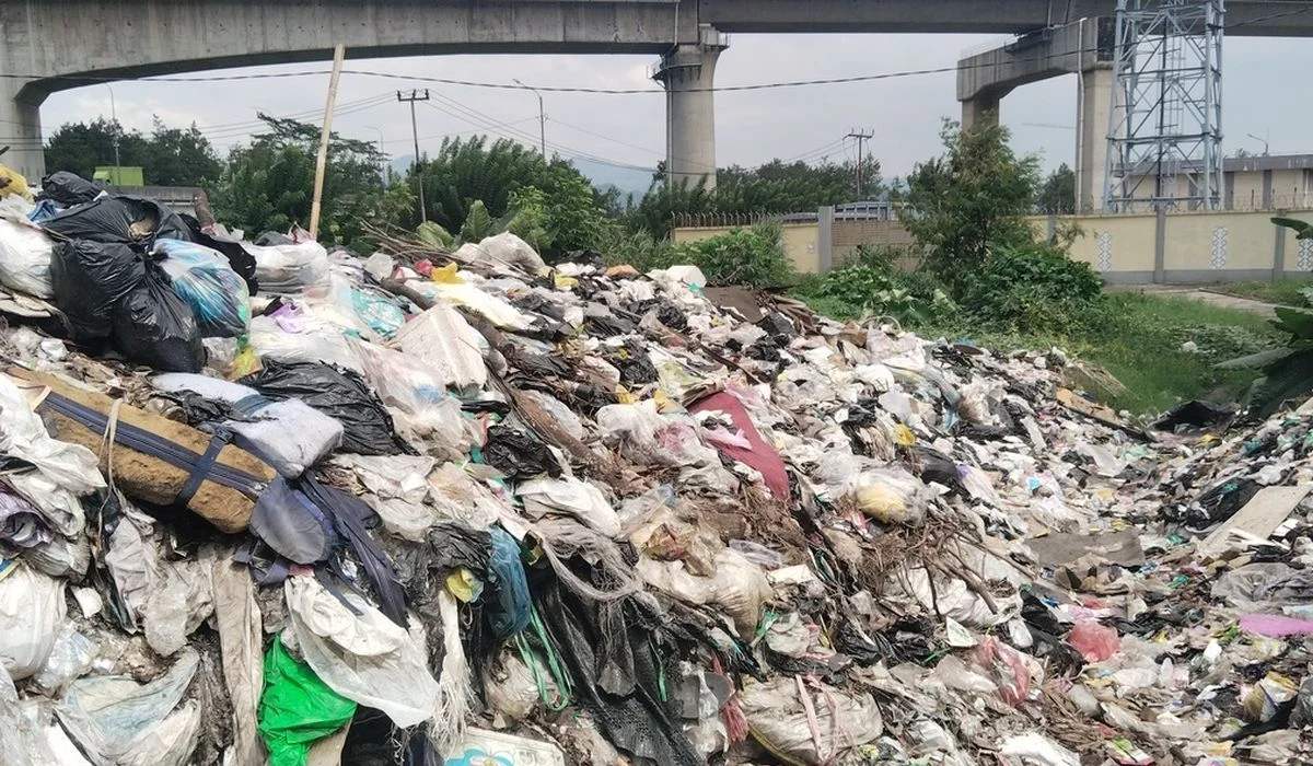 Tumpukan-Sampah-di-Sebelah-SMPN-57-Bandung-Picu-Kekhawatiran-Kesehatan