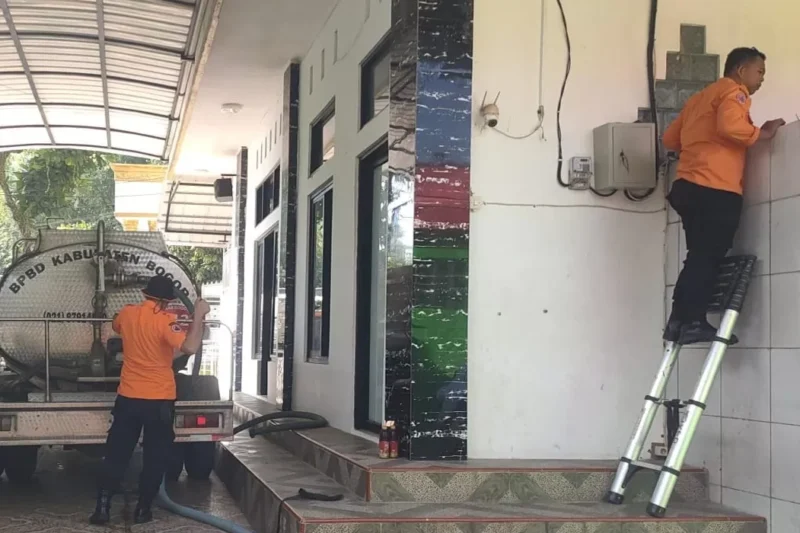 Atasi Krisis, BPBD Kirim 5.000 Liter Air Bersih ke SMP di Bogor