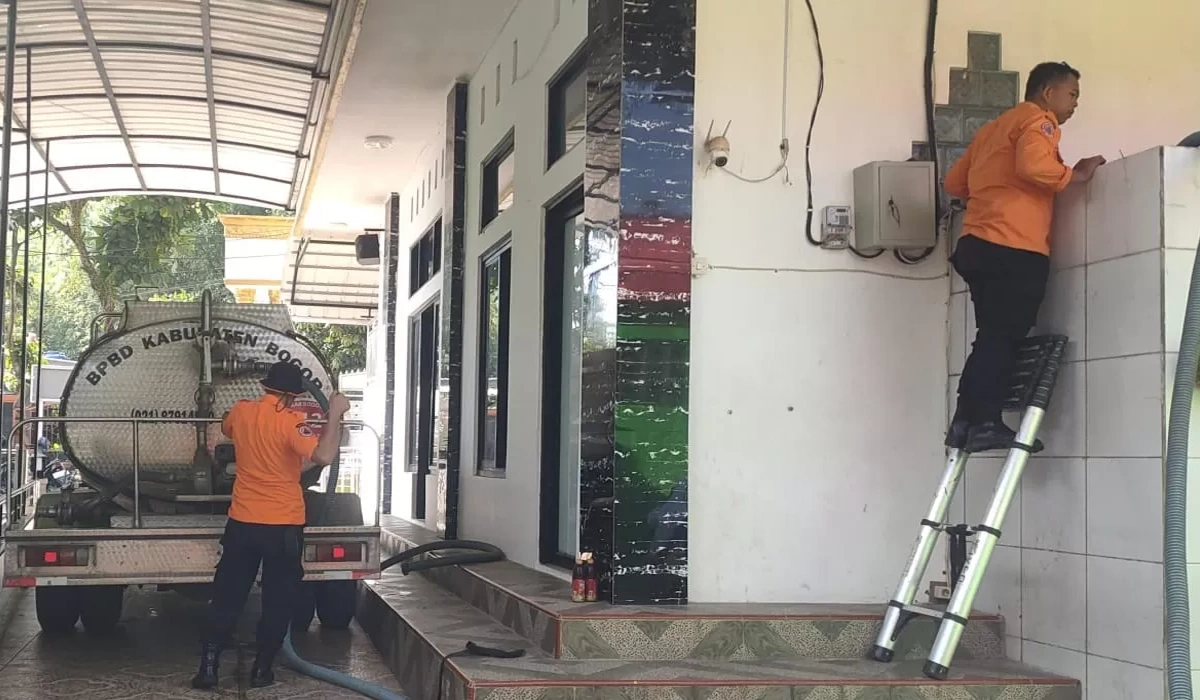 Atasi-Krisis,-BPBD-Kirim-5.000-Liter-Air-Bersih-ke-SMP-di-Bogor