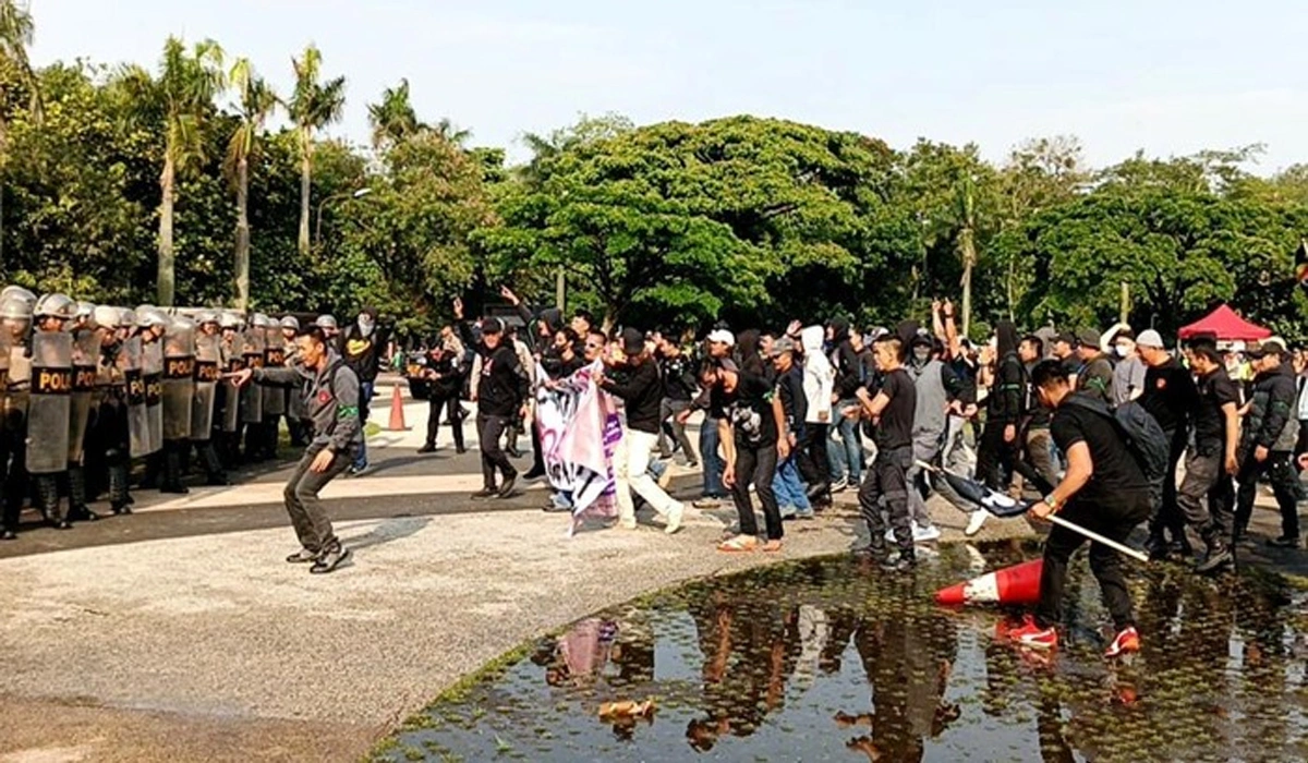 Kericuhan di Lapang Tegallega: Massa Bandung Tuntut Keadilan Sosial