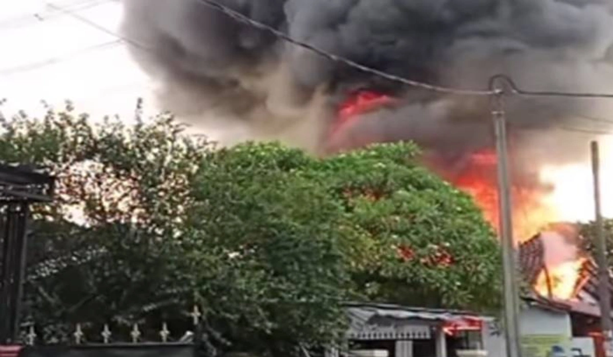 Kebakaran-Melanda-Rumah-dan-Gudang-Alat-Pesta-di-Buahbatu