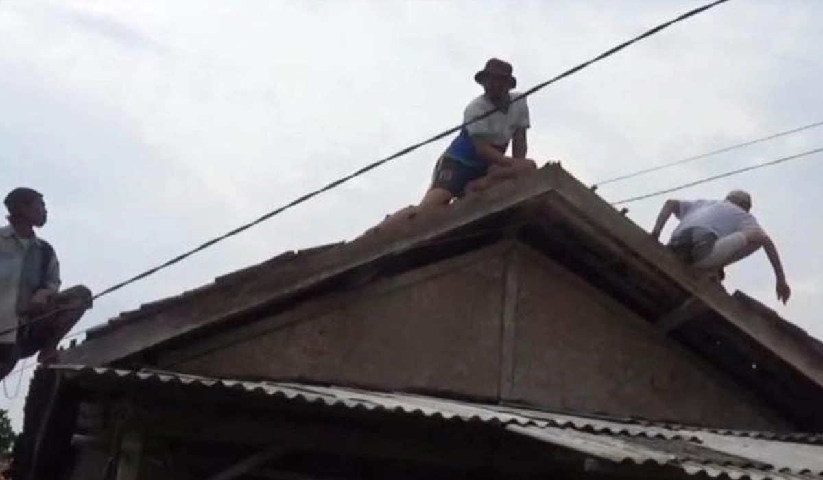 Puluhan-Rumah-di-Cianjur-Rusak-Diterjang-Angin-Puting-Beliung