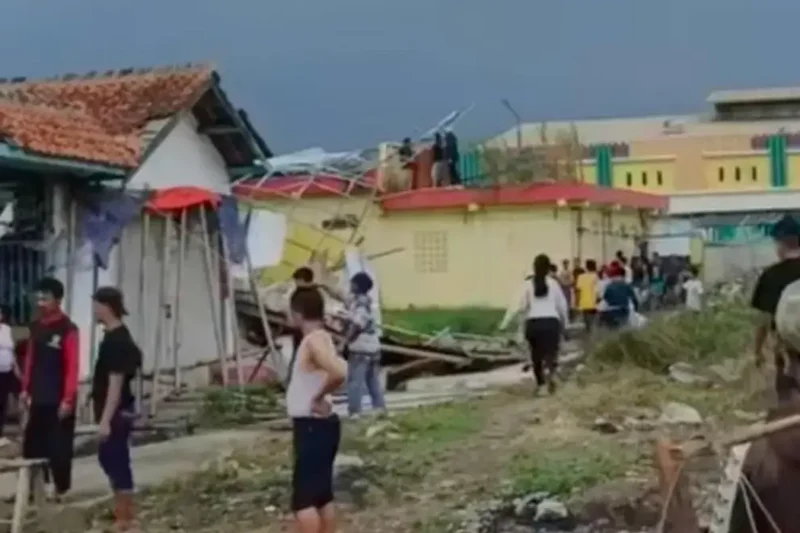 Viral! Angin Puting Beliung Landa Soreang Bandung