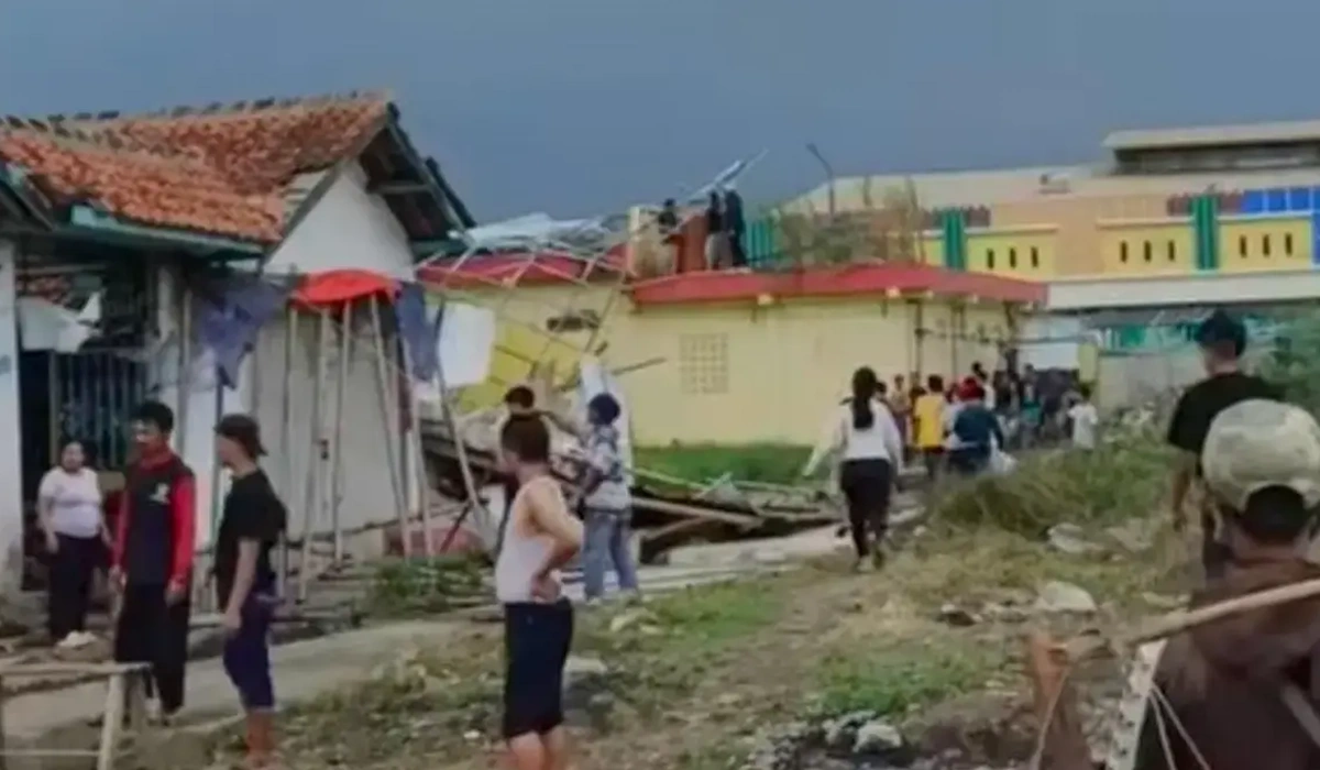 Viral! Angin Puting Beliung Landa Soreang Bandung