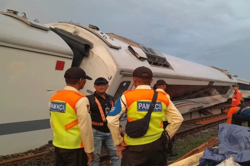 Detik-Detik KA Purwojaya Anjlok, Penumpang Panik Petugas Bergerak Cepat