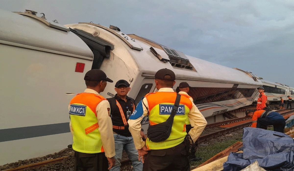 Detik-Detik KA Purwojaya Anjlok, Penumpang Panik Petugas Bergerak Cepat