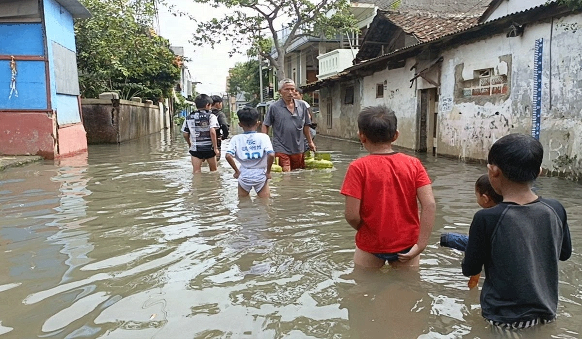 Banjir Landa Bojongasih, Warga Mengungsi ke Masjid Untuk Bertahan