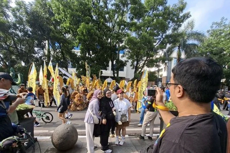 Antusiasme Warga Padati Jalan Asia Afrika Bandung Sejak Pagi