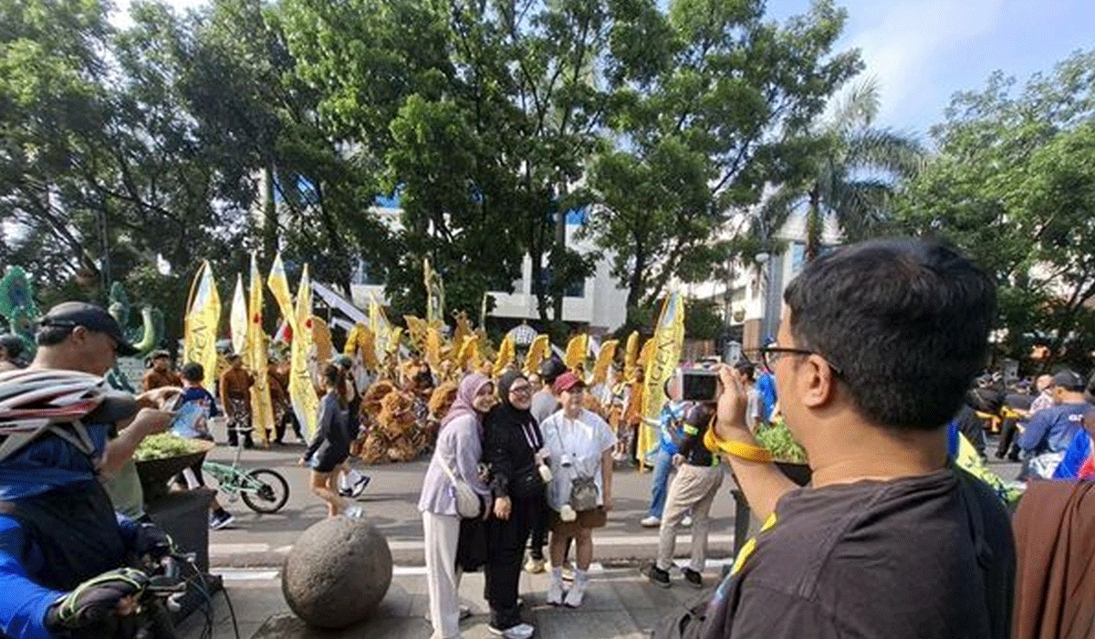 Antusiasme-Warga-Padati-Jalan-Asia-Afrika-Bandung-Sejak-Pagi