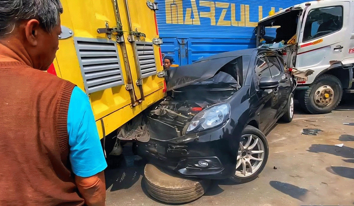 Kecelakaan-Beruntun-Terjadi-di-Tanjakan-Pamuyuran,-Sukabumi