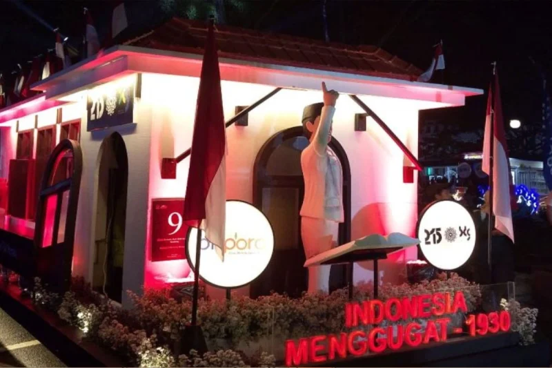 Suasana Meriah di HJKB ke-215, Warga Antusias Saksikan Pawai Mobil Hias