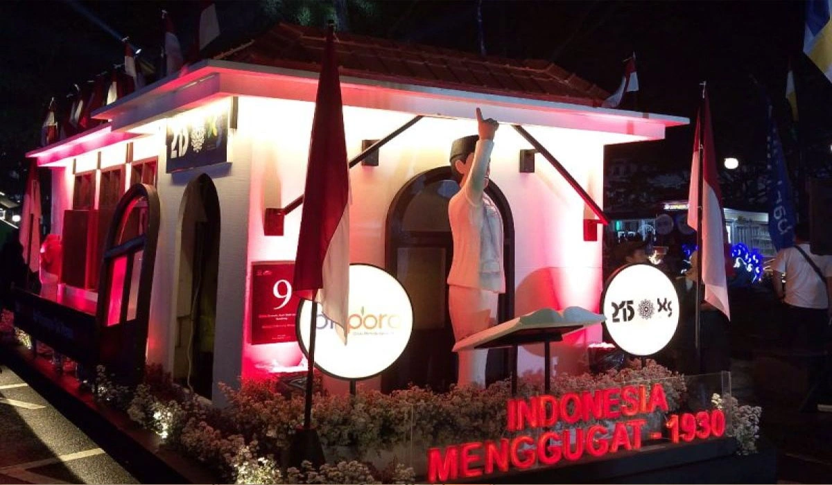 Suasana Meriah di HJKB ke-215, Warga Antusias Saksikan Pawai Mobil Hias