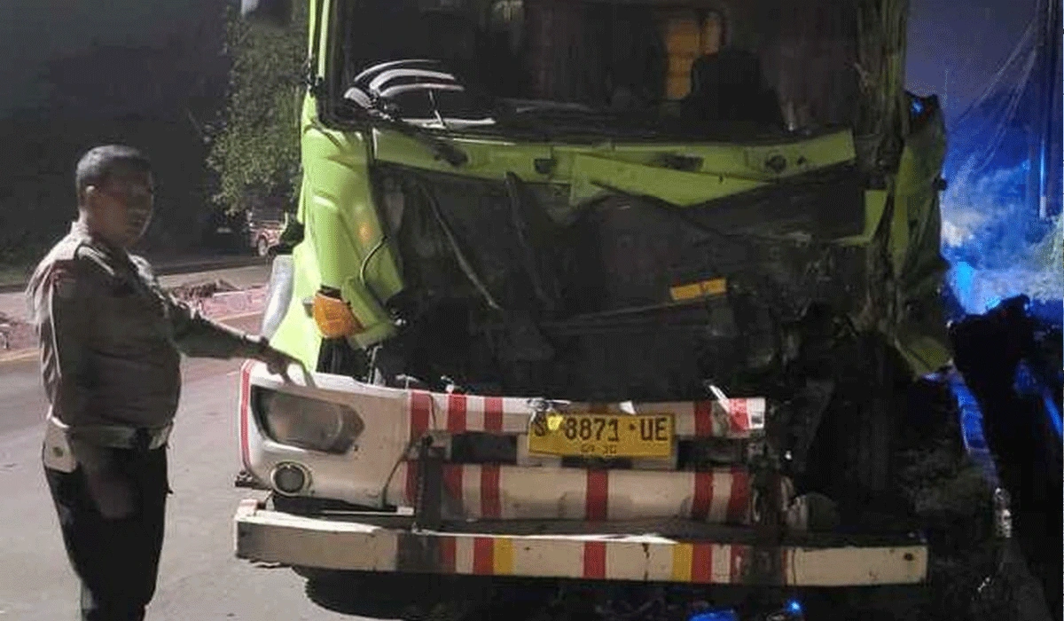 Truk-Tabrak-6-Kendaraan-di-Pantura-Cirebon,-2-Pekerja-PLN-Tewas
