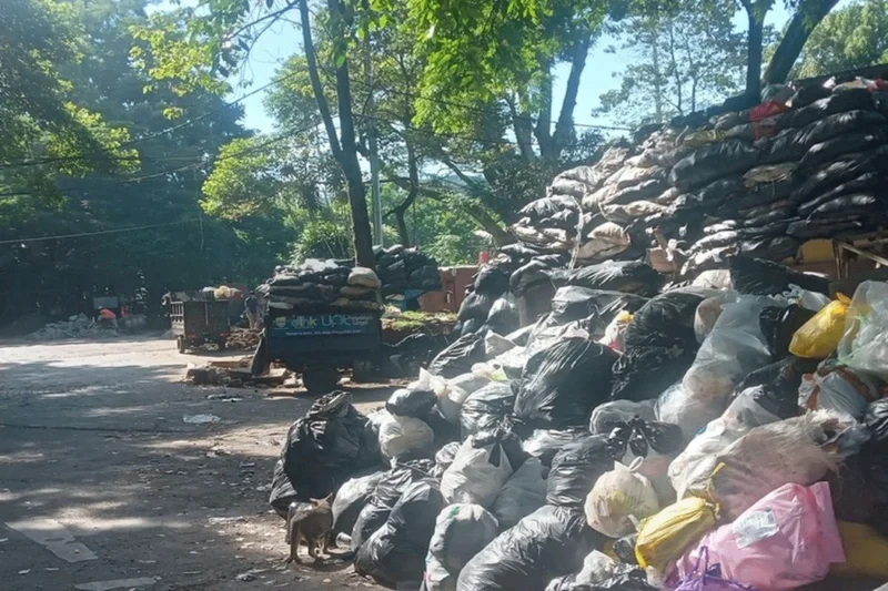 Tumpukan Sampah Mewabah di Bandung, Warga Keluhkan Bau Yang Menyengat