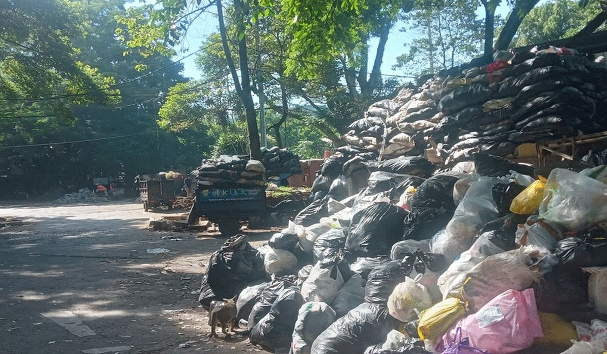 Tumpukan Sampah Mewabah di Bandung, Warga Keluhkan Bau Yang Menyengat