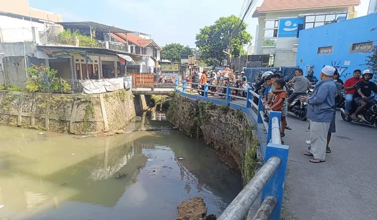Geger di Bandung: Jasad Wanita Berdaster Ditemukan Mengambang Di Sungai Cipamokolan