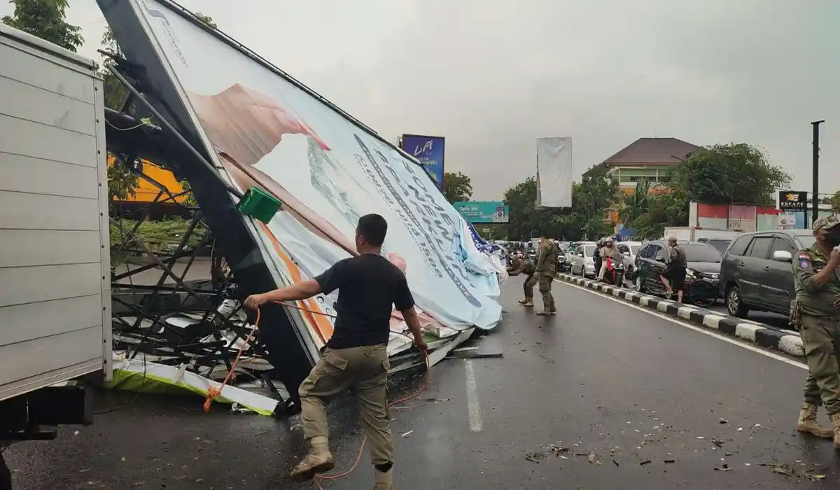 Reklame Raksasa Tumbang di Buahbatu Bikin Geger! 4 Kendaraan Tertimpa, Jalanan Lumpuh Total dan Warga Panik