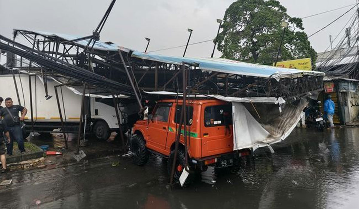 Reklame Raksasa Tumbang di Buahbatu Bikin Geger! 4 Kendaraan Tertimpa, Jalanan Lumpuh Total dan Warga Panik Reklame Raksasa Tumbang di Buahbatu Bikin Geger! 4 Kendaraan Tertimpa, Jalanan Lumpuh Total dan Warga Panik